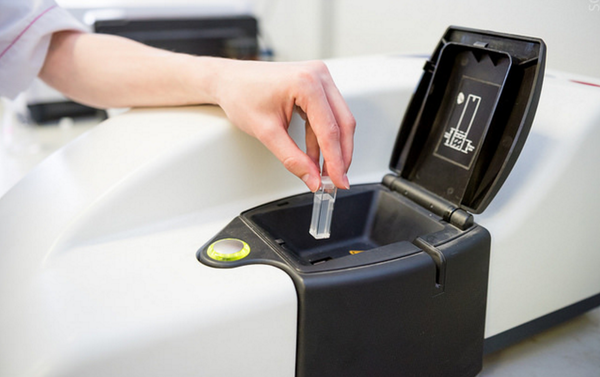 El nuevo filtro protector solar transparente durante la investigación El nuevo filtro protector solar transparente durante la investigación - Sputnik Mundo