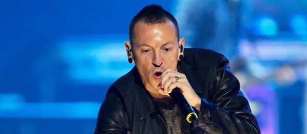 Chester Bennington, vocalista de Linkin Park, durante un concierto - Sputnik Mundo
