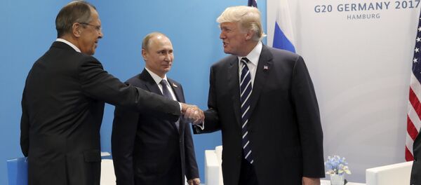 El canciller ruso, Serguéi Lavrov, el presidente ruso, Vladímir Putin, y el presidente de EEUU, Donald Trump - Sputnik Mundo