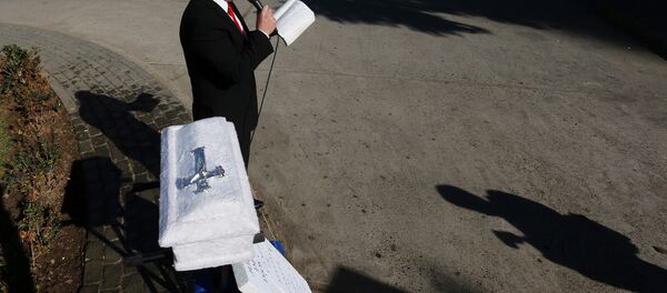 Un manifestante contra el proyecto de ley de aborto lee la Biblia en Valparaíso, Chile - Sputnik Mundo