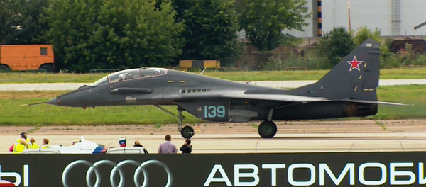 ¿Por quién apostarías? Un bólido de Fórmula 1 se enfrenta a un caza MiG - Sputnik Mundo