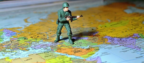 Un soldado sobre el mapa de Oriente Próximo Un soldado sobre el mapa de Oriente Próximo - Sputnik Mundo