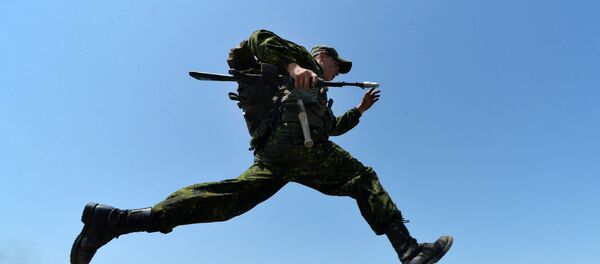 Un soldado ruso entrenando (imagen referencial) - Sputnik Mundo