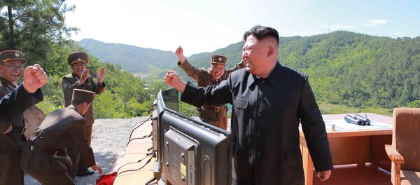 Kim Jong-un, líder de Corea del Norte, tras el lanzamiento del misil Hwasong-14 - Sputnik Mundo