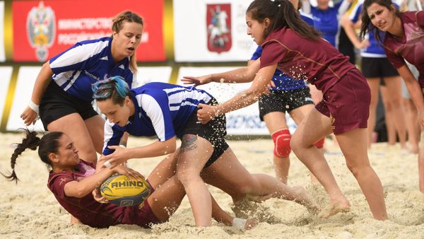 Bellas, fuertes y furiosas: las participantes del Campeonato de Rugby Playa en Moscú - Sputnik Mundo