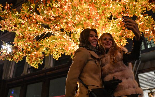 Kuznetski Most es hoy una de las principales calles peatonales de Moscú, donde habitualmente se celebran todo tipo de festivales. - Sputnik Mundo