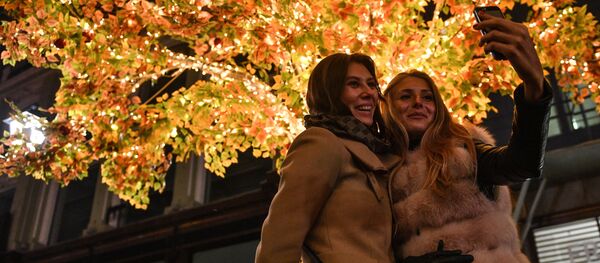 Kuznetski Most es hoy una de las principales calles peatonales de Moscú, donde habitualmente se celebran todo tipo de festivales. - Sputnik Mundo