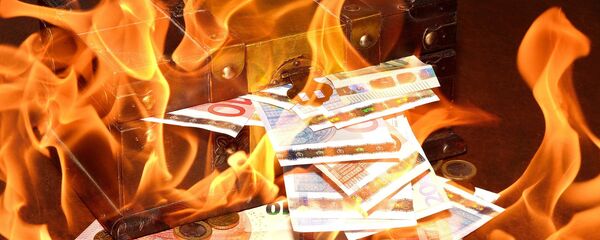 Dinero en llamas - Sputnik Mundo