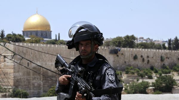 An Israeli border police officer stands guard outside in Jerusalem's Old City Friday, July 14, 2017 - Sputnik Mundo