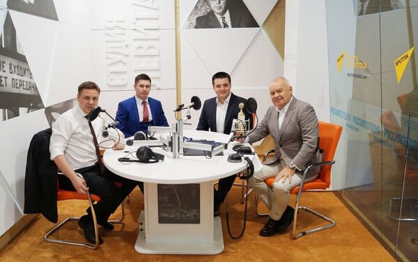 El micrófono SU-019 en la cabina de radio Levitán en Moscú - Sputnik Mundo