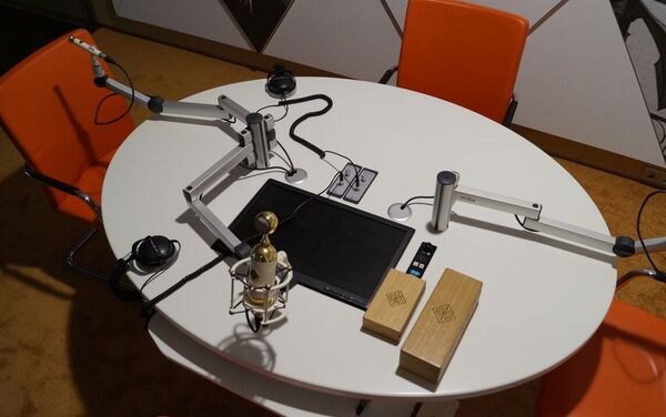 El micrófono SU-019 en la cabina de radio Levitán en Moscú - Sputnik Mundo