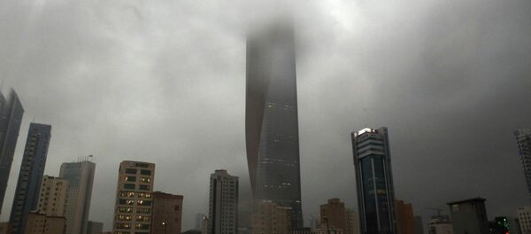 Clouds cover buildings in Kuwait City during a heavy rainfall - Sputnik Mundo