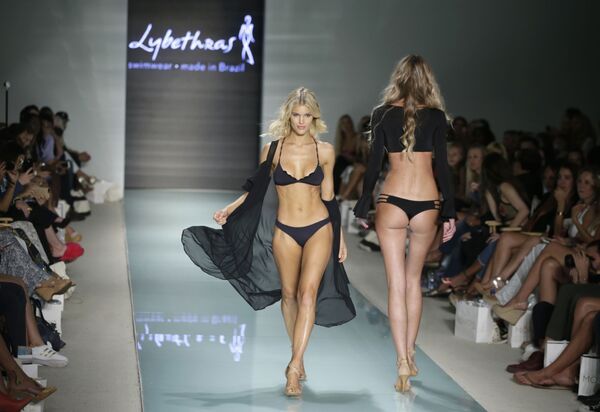 Osados bikinis dominan las pasarelas del Miami Swim Week - Sputnik Mundo