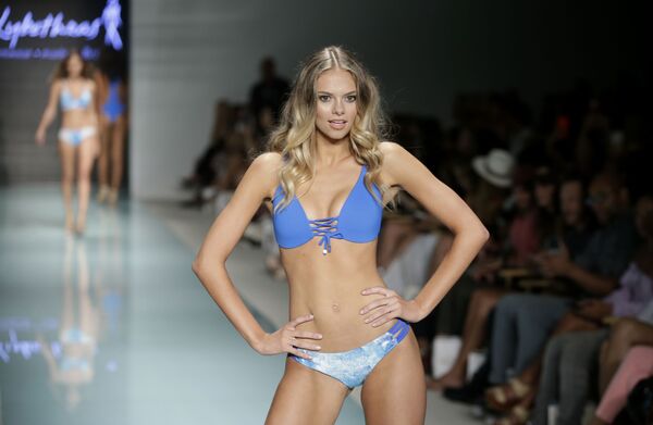 Osados bikinis dominan las pasarelas del Miami Swim Week - Sputnik Mundo