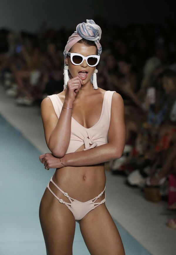 Osados bikinis dominan las pasarelas del Miami Swim Week - Sputnik Mundo