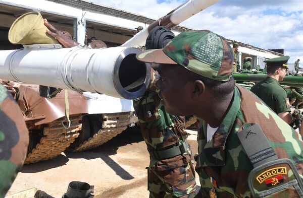 Antesala del 'biatlón de tanques': así ensayan los extranjeros en las instalaciones rusas - Sputnik Mundo