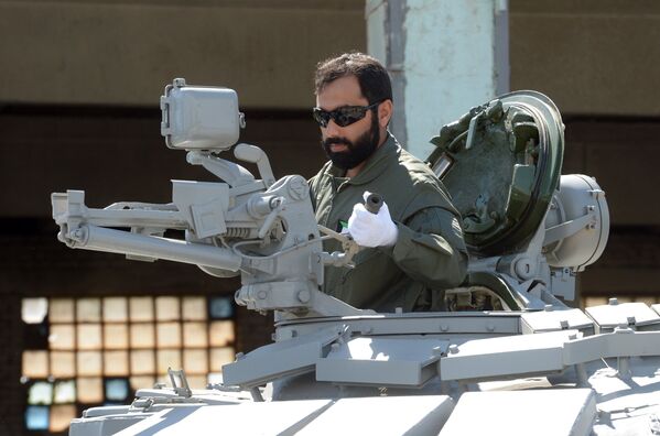 Antesala del 'biatlón de tanques': así ensayan los extranjeros en las instalaciones rusas - Sputnik Mundo