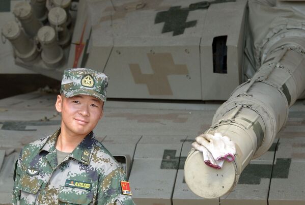 Antesala del 'biatlón de tanques': así ensayan los extranjeros en las instalaciones rusas - Sputnik Mundo