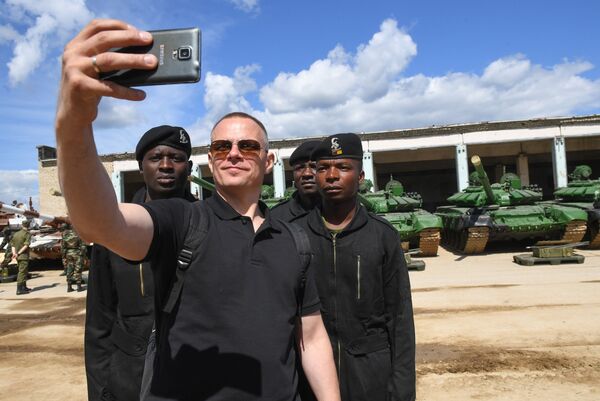 Antesala del 'biatlón de tanques': así ensayan los extranjeros en las instalaciones rusas - Sputnik Mundo