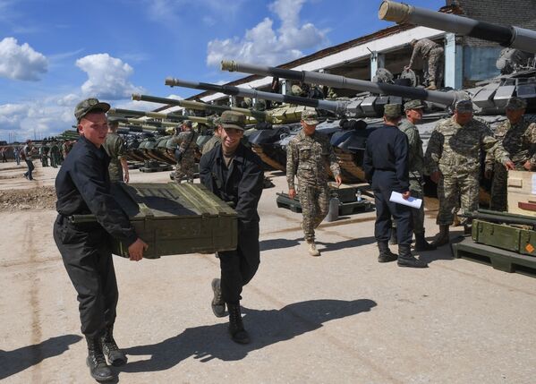 Antesala del 'biatlón de tanques': así ensayan los extranjeros en las instalaciones rusas - Sputnik Mundo