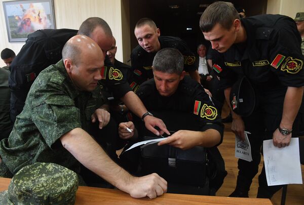 Antesala del 'biatlón de tanques': así ensayan los extranjeros en las instalaciones rusas - Sputnik Mundo