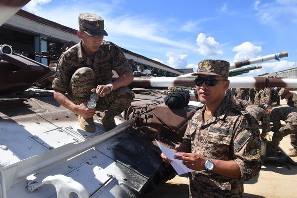 Antesala del 'biatlón de tanques': así ensayan los extranjeros en las instalaciones rusas - Sputnik Mundo