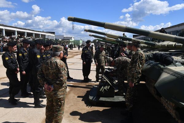 Antesala del 'biatlón de tanques': así ensayan los extranjeros en las instalaciones rusas - Sputnik Mundo