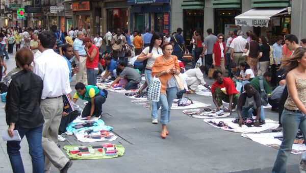 Top Manta en la calle Preciados de Madrid - Sputnik Mundo