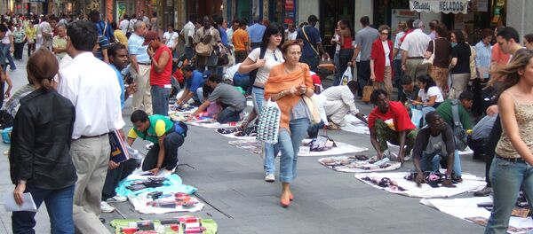 Top Manta en la calle Preciados de Madrid - Sputnik Mundo