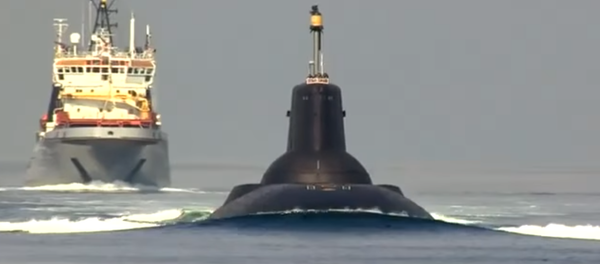 El submarino atómico Dmitri Donskoi y el crucero Piotr Veliki pasan por el estrecho de Gran Belt - Sputnik Mundo