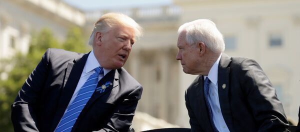 Presidente de EEUU, Donald Trump, y fiscal general de EEUU, Jeff Sessions - Sputnik Mundo