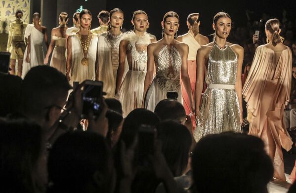 Bellezas en la semana Colombiamoda - Sputnik Mundo