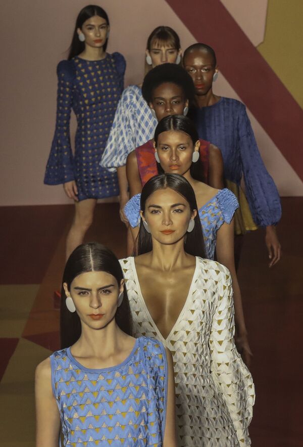 Bellezas en la semana Colombiamoda - Sputnik Mundo