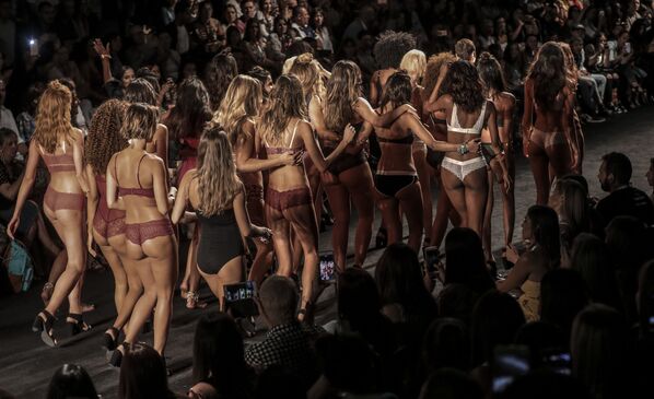 Bellezas en la semana Colombiamoda - Sputnik Mundo