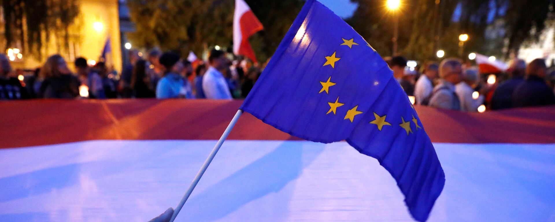 Las banderas de la UE y Polonia - Sputnik Mundo, 1920, 27.12.2021