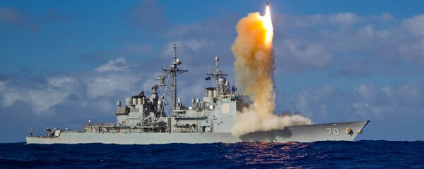Un interceptor de misiles SM-3 Block se lanza de un crucero (imagen referencial) - Sputnik Mundo