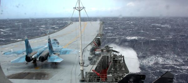 Un avión se prepara para despegar del portaviones Almirante Kuznetsov durante una tormenta (archivo) - Sputnik Mundo