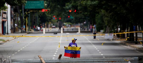 Una mujer con la bandera de Venezuela Una mujer con la bandera de Venezuela - Sputnik Mundo