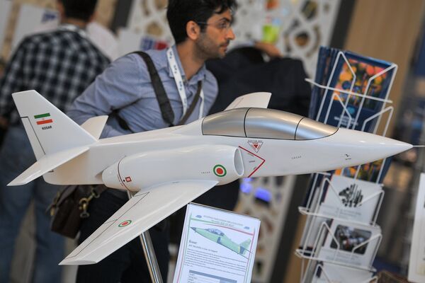 La maqueta del avión de entrenamiento y de combate iraní Kowsar - Sputnik Mundo