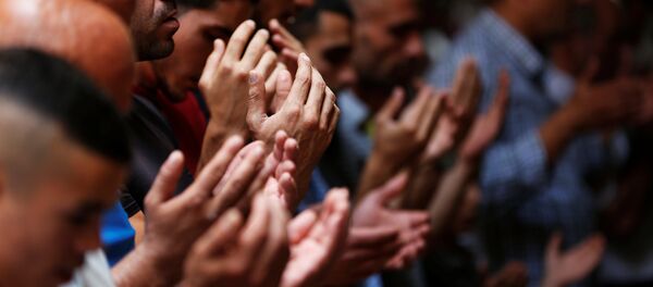 Los palestinos rezan cerca de la Explanada de Mezquitas - Sputnik Mundo