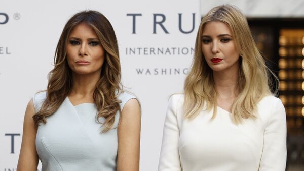 La primera dama estadounidense, Melania Trump, junto con Ivanka Trump, la hija de Donald Trump - Sputnik Mundo