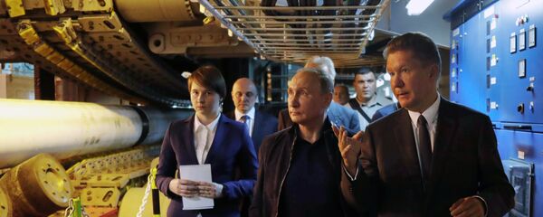 El presidente ruso Vladímir Putin, acompañado por el presidente ejecutivo de Gazprom, Alexéi Miller, visita el buque de propulsión Pioneering Spirit en el Mar Negro, lanzando la fase de aguas profundas del proyecto de gasoducto TurkStream - Sputnik Mundo