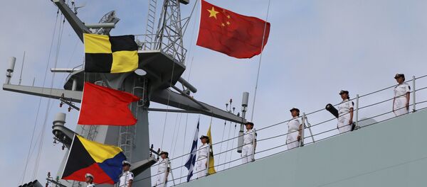 Soldados del Ejército Popular de Liberación de China en un barco navegando desde un puerto militar en Zhanjiang hacia Yibuti - Sputnik Mundo