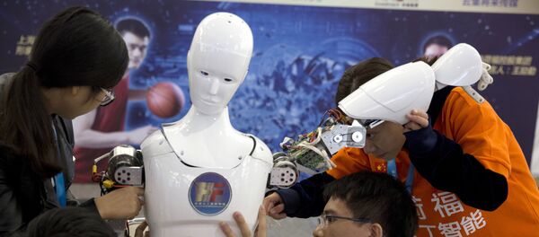Estudiantes chinos y robot Ares, diseñado por ellos - Sputnik Mundo
