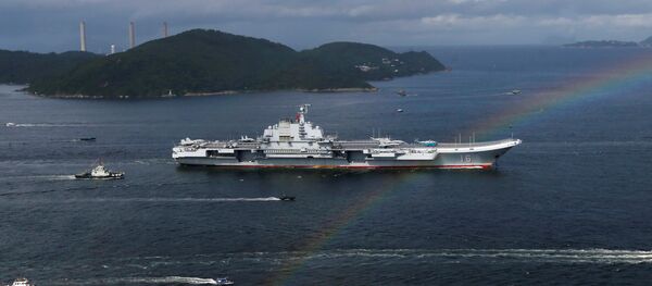 El portaviones chino Liaoning durante su visita a Hong Kong - Sputnik Mundo