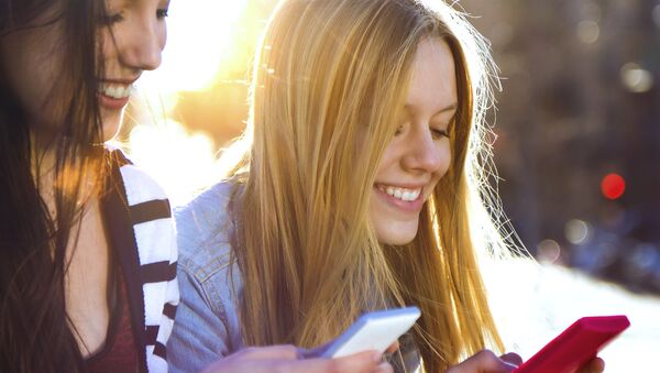 Jóvenes chateando - Sputnik Mundo