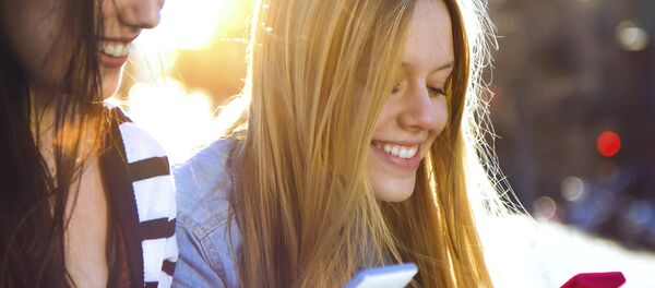 Jóvenes chateando - Sputnik Mundo