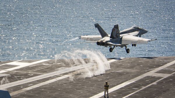 Un caza F/A-18E Super Hornet se lanza desde el portaviones USS Carl Vinson (archivo) - Sputnik Mundo