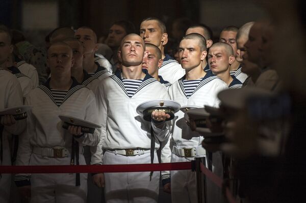 Los marineros, durante una misa ortodoxa celebrada en la Catedral Naval de Kronstadt, en las afueras de San Petersburgo - Sputnik Mundo