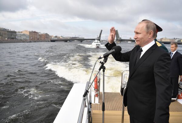 El presidente de Rusia, Vladímir Putin, antes de inaugurar el desfile principal de la Armada de Rusia, en San Petersburgo - Sputnik Mundo